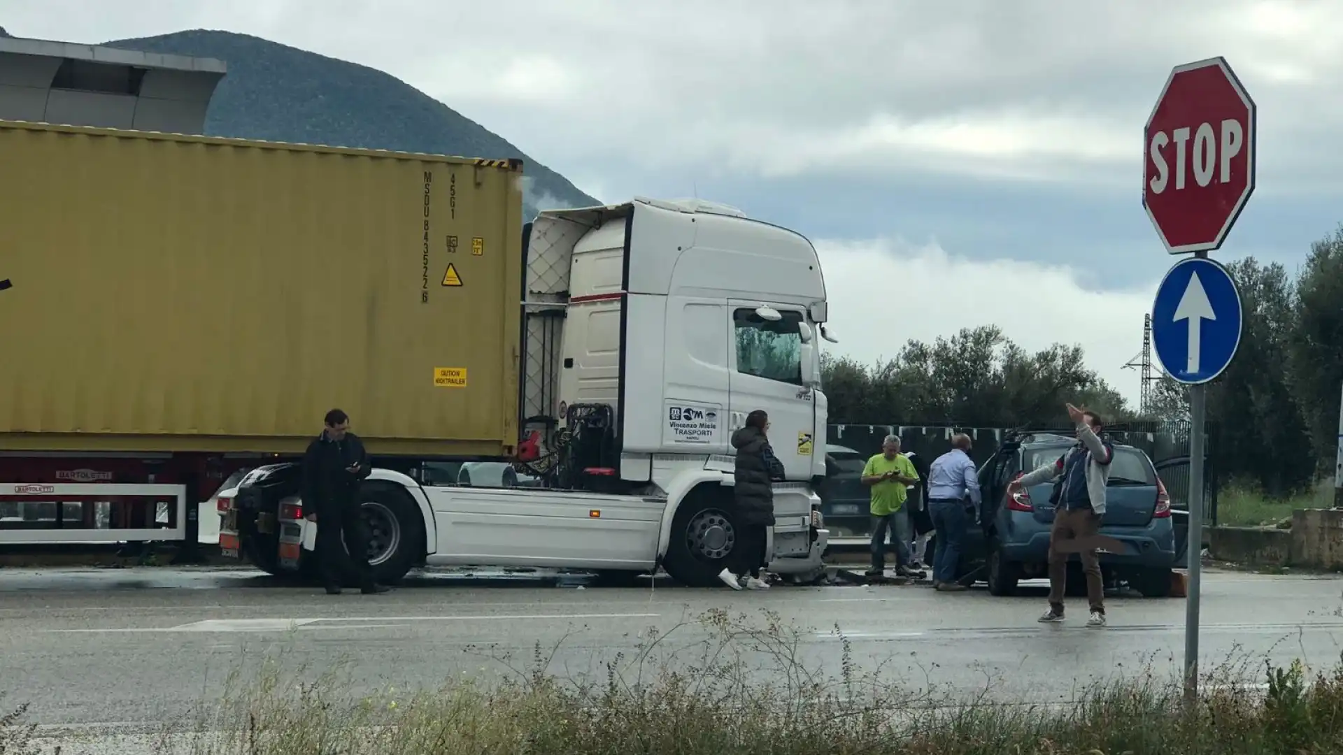 Statale 85 “Venafrana”: pauroso incidente all’altezza del centro commerciale “I Melograni”. Auto finisce sotto un tir. Soccorsi in atto. Perde la vita  una persona